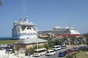 Sensational 2 Bedroom Getaway in Florence Hall