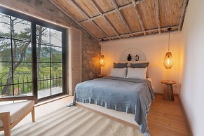 Izz Getaway – Adults Only