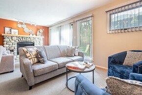 CENTRALLY Located 3-Br Home | TRUE Ski In/Out | FREE access to Pools &