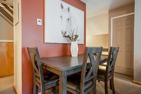 CENTRALLY Located 3-Br Home | TRUE Ski In/Out | FREE access to Pools &