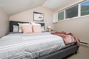 CENTRALLY Located 3-Br Home | TRUE Ski In/Out | FREE access to Pools &