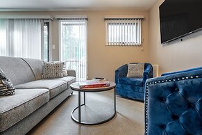 CENTRALLY Located 3-Br Home | TRUE Ski In/Out | FREE access to Pools &