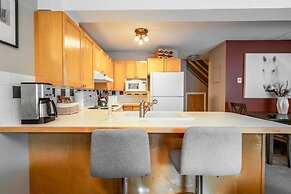 CENTRALLY Located 3-Br Home | TRUE Ski In/Out | FREE access to Pools &