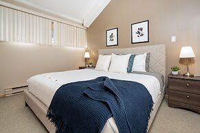 CENTRALLY Located 3-Br Home | TRUE Ski In/Out | FREE access to Pools &