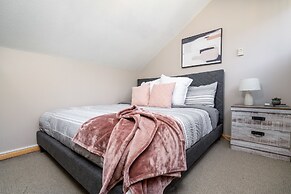 CENTRALLY Located 3-Br Home | TRUE Ski In/Out | FREE access to Pools &