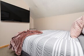 CENTRALLY Located 3-Br Home | TRUE Ski In/Out | FREE access to Pools &