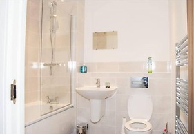 TMS Beautiful 2BR Apartment! Ensuite! Lakeside
