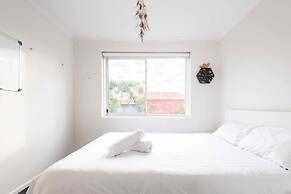 Sunny 1 Bedroom Apartment in St Kilda Near the Beach