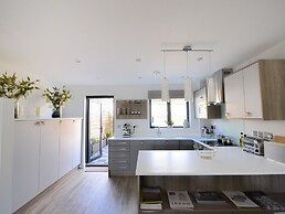 3 Grove Mews