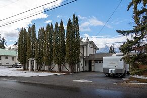 LUXURIOUS 5,500 sqft Home: 5 Br/5 Ba | PRIVATE Pool & Hot Tub | STEPS 