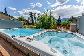 LUXURIOUS 5,500 sqft Home: 5 Br/5 Ba | PRIVATE Pool & Hot Tub | STEPS 