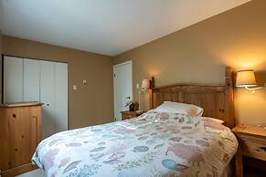 LUXURIOUS 5,500 sqft Home: 5 Br/5 Ba | PRIVATE Pool & Hot Tub | STEPS 