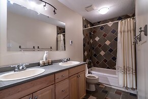 LUXURIOUS 5,500 sqft Home: 5 Br/5 Ba | PRIVATE Pool & Hot Tub | STEPS 