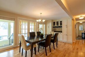 LUXURIOUS 5,500 sqft Home: 5 Br/5 Ba | PRIVATE Pool & Hot Tub | STEPS 