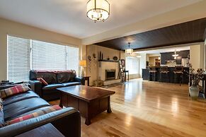 LUXURIOUS 5,500 sqft Home: 5 Br/5 Ba | PRIVATE Pool & Hot Tub | STEPS 