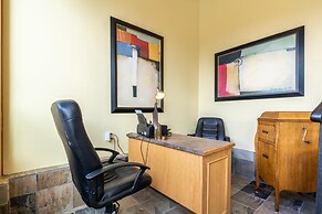 LUXURIOUS 5,500 sqft Home: 5 Br/5 Ba | PRIVATE Pool & Hot Tub | STEPS 