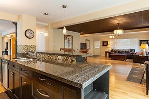 LUXURIOUS 5,500 sqft Home: 5 Br/5 Ba | PRIVATE Pool & Hot Tub | STEPS 