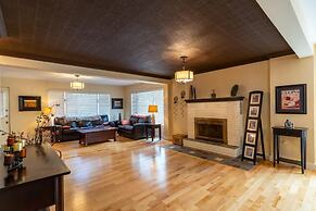 LUXURIOUS 5,500 sqft Home: 5 Br/5 Ba | PRIVATE Pool & Hot Tub | STEPS 