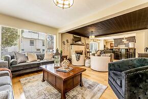 LUXURIOUS 5,500 sqft Home: 5 Br/5 Ba | PRIVATE Pool & Hot Tub | STEPS 