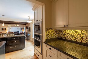 LUXURIOUS 5,500 sqft Home: 5 Br/5 Ba | PRIVATE Pool & Hot Tub | STEPS 