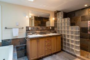 LUXURIOUS 5,500 sqft Home: 5 Br/5 Ba | PRIVATE Pool & Hot Tub | STEPS 