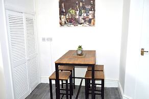 Beautiful Two-bed Apartment With Driveway Parking