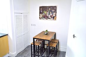 Beautiful Two-bed Apartment With Driveway Parking