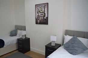 Beautiful Two-bed Apartment With Driveway Parking