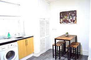 Beautiful Two-bed Apartment With Driveway Parking