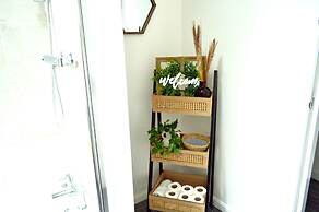 Beautiful Two-bed Apartment With Driveway Parking