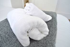 Beautiful Two-bed Apartment With Driveway Parking