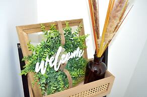 Beautiful Two-bed Apartment With Driveway Parking