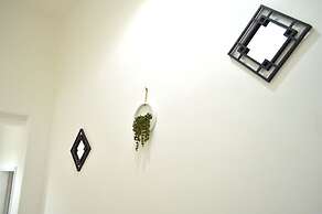 Beautiful Two-bed Apartment With Driveway Parking