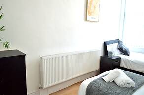 Beautiful Two-bed Apartment With Driveway Parking