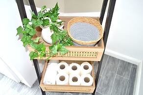 Beautiful Two-bed Apartment With Driveway Parking