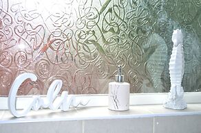 Beautiful Two-bed Apartment With Driveway Parking