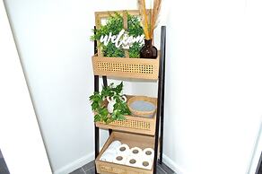 Beautiful Two-bed Apartment With Driveway Parking