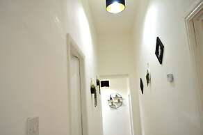 Beautiful Two-bed Apartment With Driveway Parking