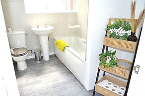 Beautiful Two-bed Apartment With Driveway Parking