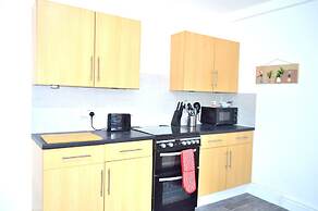 Beautiful Two-bed Apartment With Driveway Parking