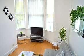 Beautiful Two-bed Apartment With Driveway Parking