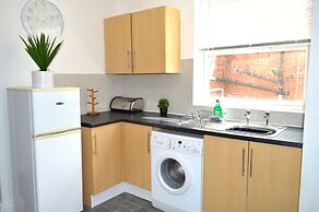 Beautiful Two-bed Apartment With Driveway Parking