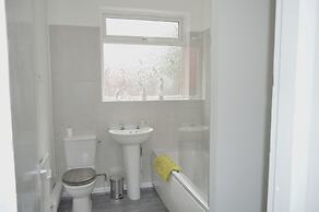 Beautiful Two-bed Apartment With Driveway Parking