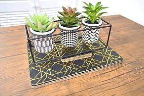 Beautiful Two-bed Apartment With Driveway Parking