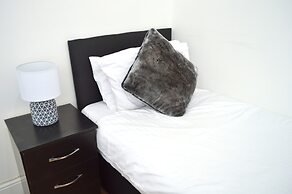 Beautiful Two-bed Apartment With Driveway Parking