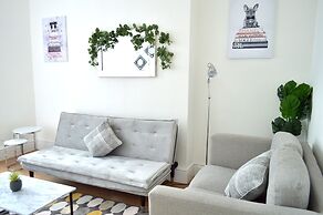 Beautiful Two-bed Apartment With Driveway Parking