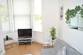 Beautiful Two-bed Apartment With Driveway Parking