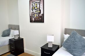 Beautiful Two-bed Apartment With Driveway Parking