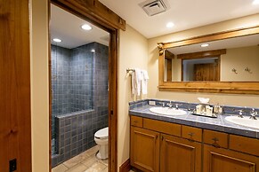 Expansive Four Bedroom Suite at The Chateaux 4 Condo by Redawning