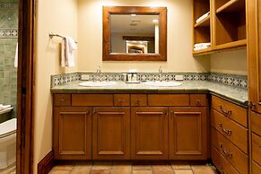 Expansive Four Bedroom Suite at The Chateaux 4 Condo by Redawning